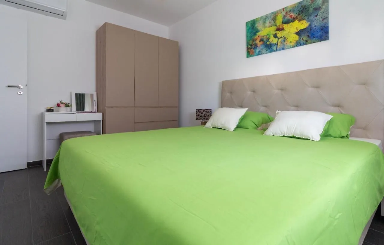 Apartment Martina Near The Beach - By Ta Leut Agency Privlaka